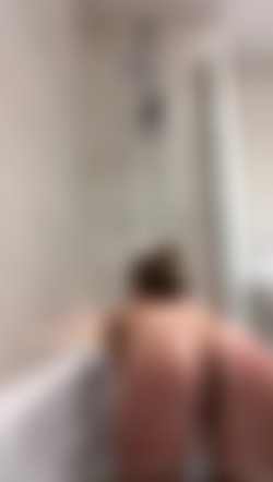 [OnlyFans.com] Elle Brooke (@ellebrookeuk)/19-02-19 3241840 Wanking myself silly in the bath whilst my whole family is across the hall(..) 480x848.mp4